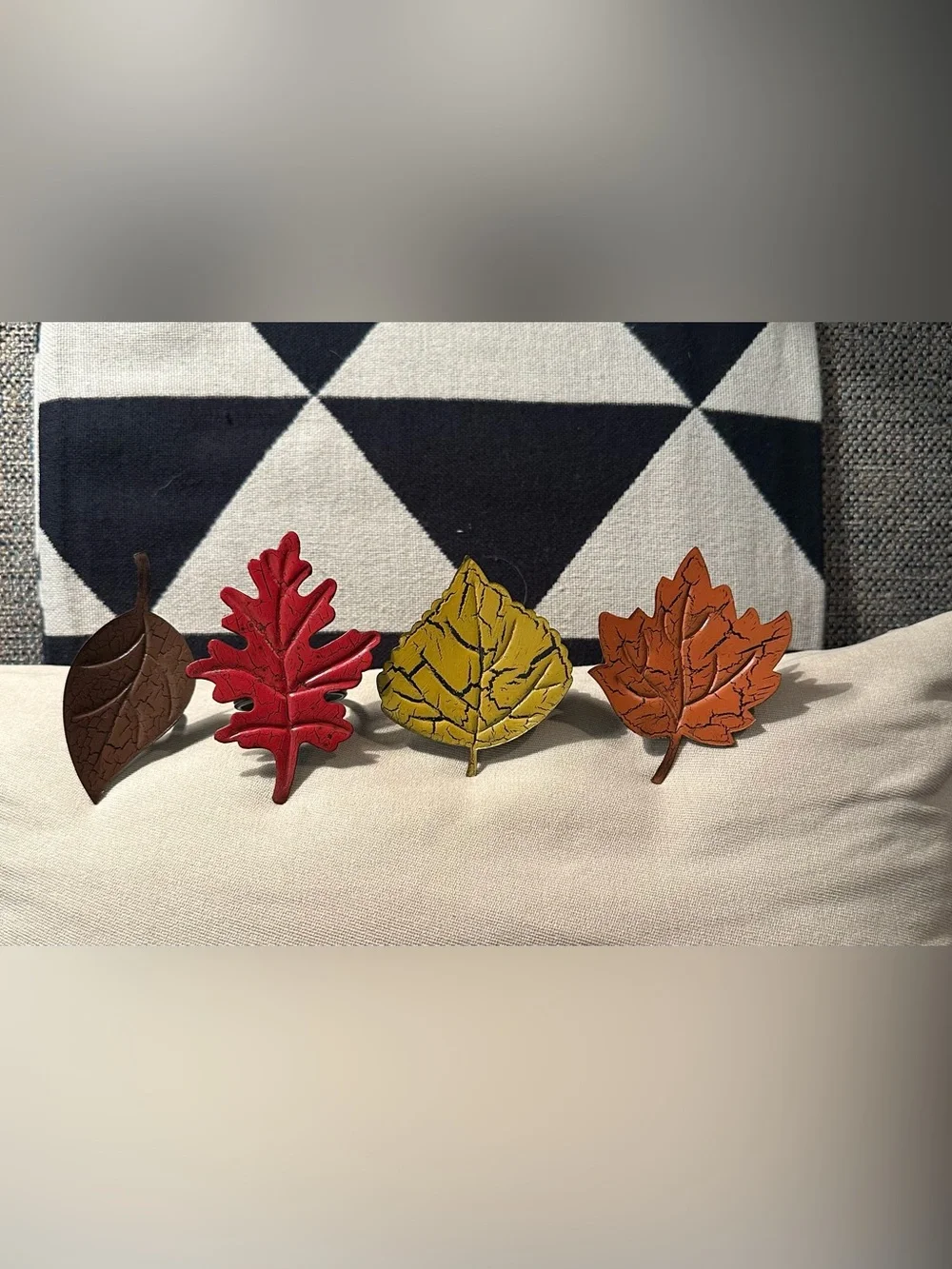 Metal • set of four Fall napkin rings • leaves